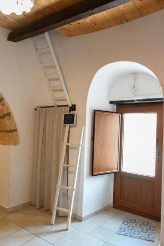 a room with a ladder and a window at Trulli di una Volta in Alberobello