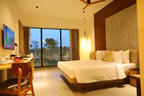 LA PALMERA في ذوثوكدي: غرفة نوم بها سرير ومكتب ونافذة