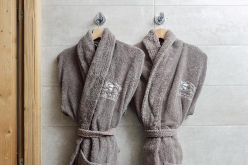 une paire de serviettes suspendues sur un mur dans l'établissement Chalet La Bise, à Morzine