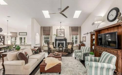 Χώρος καθιστικού στο Serene Oasis Getaway w/Heated Pool+Outdoor Space!