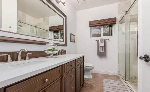 Ένα μπάνιο στο Serene Oasis Getaway w/Heated Pool+Outdoor Space!