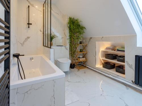 Ένα μπάνιο στο Holiday Home Family Cabourg by Interhome