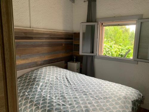 une chambre avec un lit et une fenêtre dans l'établissement Frejus Villa, à Fréjus