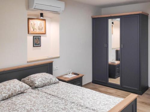 Giường trong phòng chung tại Holiday Home Perina Hiža by Interhome