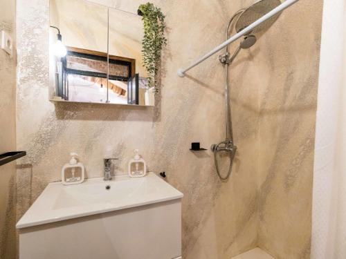 Ένα μπάνιο στο Holiday Home Le Petit by Interhome