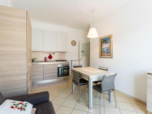 eine Küche und ein Esszimmer mit Tisch und Stühlen in der Unterkunft Apartment Happiness by Interhome in Loano