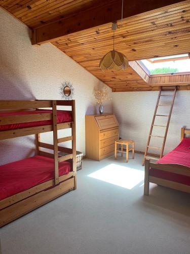 une chambre avec trois lits superposés et une échelle dans l'établissement Duplex T3 facing Coudoulière Beach, à Six-Fours-les-Plages