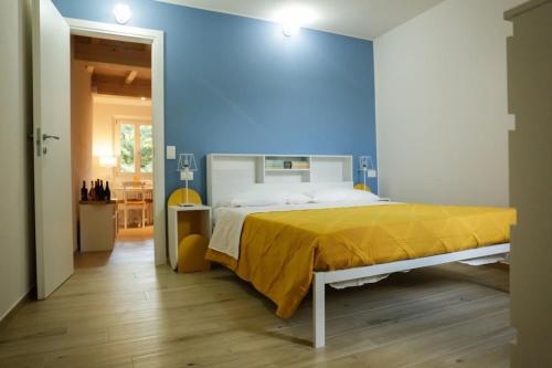 a bedroom with a bed with a blue wall at Good Vibes apartment centro storico Reggio Emilia in Reggio Emilia