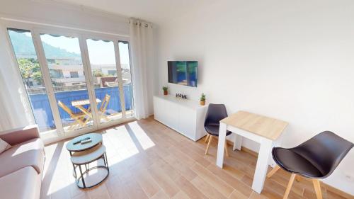 Superbe studio climatisé entièrement rénové au 5ème et dernier étage sur le bord de Mer de Menton