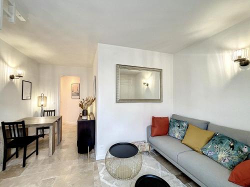 un salon avec un canapé et une table dans l'établissement Le 19 Mirabeau, à Deauville