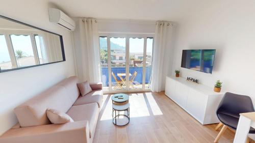 55E - Superbe studio climatisé entièrement rénové au 5ème et dernier étage sur le bord de Mer de Menton