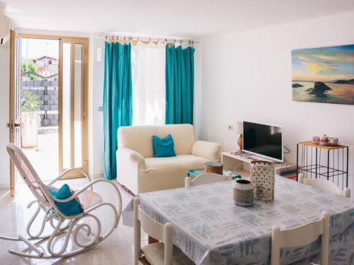 een woonkamer met een tafel en een bank bij Apartment Wendy by Interhome in Santa Maria Navarrese