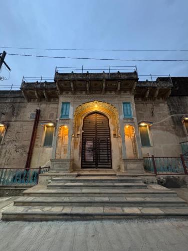 an entrance to a building with stairs and a gate at Mandawa Kothi in Mandāwa