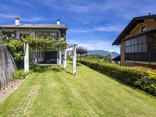 a view of the yard of a house at Apartment Edo by Interhome in Trarego Viggiona
