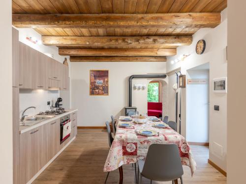 Una cocina y un comedor con mesa y sillas. en Holiday Home Poderi Alugi Serravalle by Interhome, en Piasco