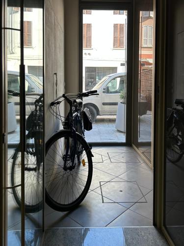 a bike parked in front of a glass door at Blue Roof in Fidenza