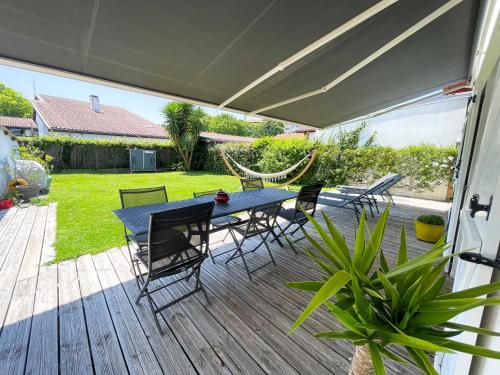 a patio with a table and chairs on a deck at Chambre d'hôtes à Biarritz in Biarritz