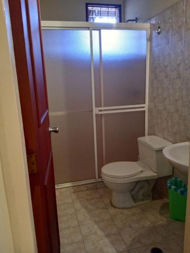 a bathroom with a toilet and a sink at Apartamentos Ejecutivo temporal en Mérida Venezuela in Mérida