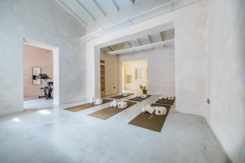 Una gran habitación blanca con una hilera de tapetes de meditación. en Kura Botanica Hotel, en Willemstad