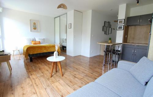 un salon avec un canapé et une table dans l'établissement DAM3 - Studio 4 pers - Disneyland Paris RER, à Montévrain