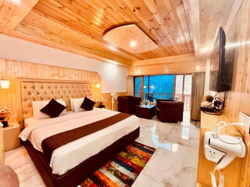 Postel nebo postele na pokoji v ubytování Hotel Himalayan Valley View Retreat - Best Selling Riverside Hotel in Manali