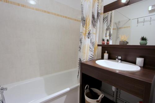 une salle de bain avec un lavabo et une baignoire dans l'établissement DAM3 - Studio 4 pers - Disneyland Paris RER, à Montévrain