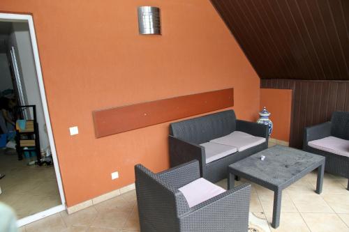a waiting room with chairs and a table at Pensjonat E&M in Mikołajki
