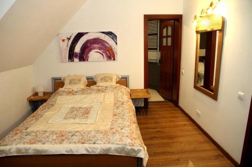 a bedroom with a bed in a room at Pensjonat E&M in Mikołajki