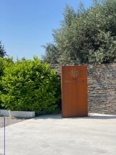 a sign that says white star wines in front of bushes at White Olive Villas in Santarém