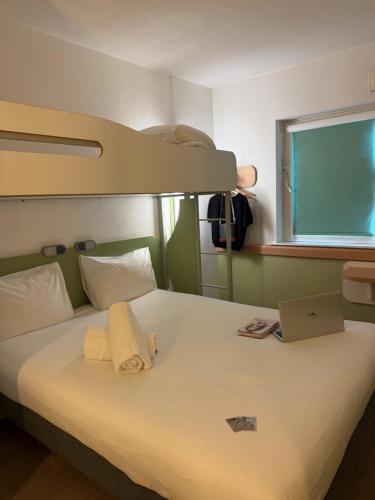 Postel nebo postele na pokoji v ubytování ibis budget Leeds Centre Crown Point Road