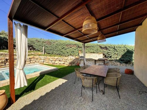 Villa Marthe, maison rénovée avec terrasses, piscine et vue sur le village d'Aups