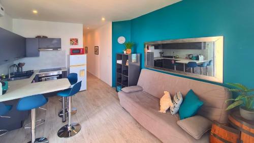 une cuisine et un salon avec un canapé dans une pièce dans l'établissement T2 121 Promenade Vue Mer Clim et Balcon, à Nice