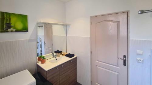 une salle de bain avec un lavabo et un miroir dans l'établissement T2 121 Promenade Vue Mer Clim et Balcon, à Nice