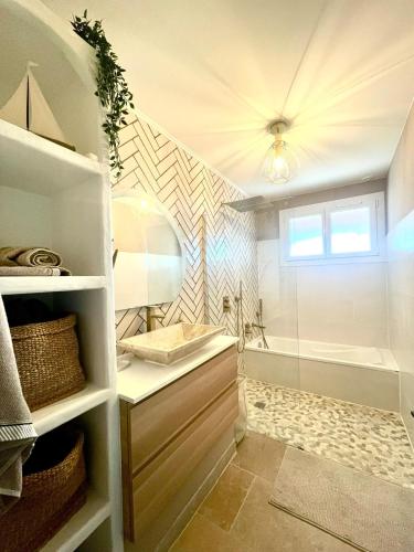une salle de bain avec une douche, un lavabo et une baignoire dans l'établissement Villa Marthe, maison rénovée avec terrasses, piscine et vue sur le village d'Aups, à Aups
