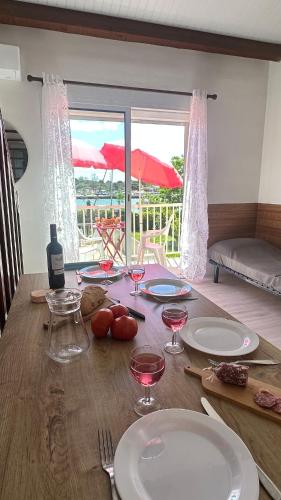 - une table avec des verres de vin et une table avec vue dans l'établissement Belle vue sur l Herault et les bateaux, à Agde