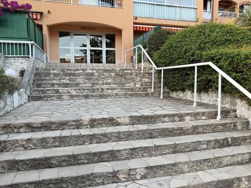 un escalier en face d'un bâtiment dans l'établissement Fregate, à Saint-Mandrier-sur-Mer