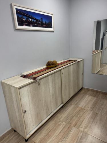 Una habitación blanca con paredes de madera y un cuadro en la pared. en Los azahares, en La Cruz