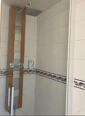 une douche avec une porte vitrée dans une salle de bain dans l'établissement Hôtel de la Poste Restaurant Benjamin Linard, à Pouilly-en-Auxois