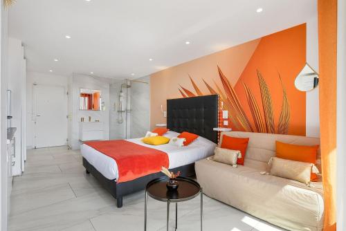 une chambre avec un lit et un canapé dans l'établissement Village Naturiste R4N - Will4Stay Sea View, au Cap d'Agde