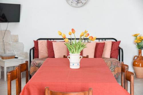 A television and/or entertainment centre at Trullo del Sorriso