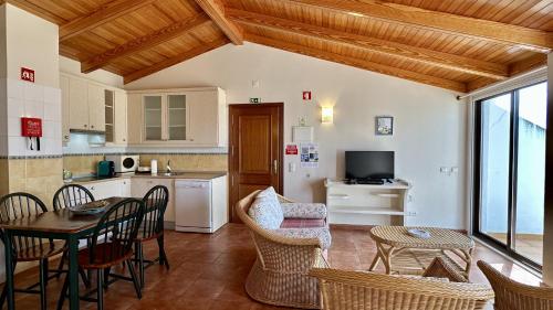 Sun - Shared Pool - 10 Guests - Albufeira