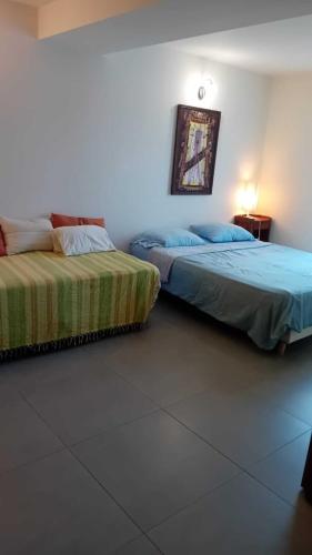 deux lits côte à côte dans une chambre dans l'établissement Bel appartement Spacieux, à Port-Vendres