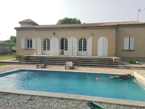ChamaretにあるVilla chez magaliの家の前のプール