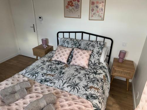 a bedroom with a large bed with a pink headboard at #Brive - Villa Pagnon - Jardin -Calme in Brive-la-Gaillarde