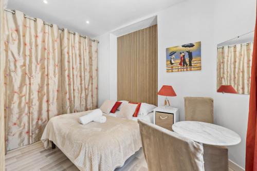 une pièce avec un lit et une table dedans dans l'établissement Centre de Cannes 1 Bedroom, 131 Rue d'Antibes à 5 minutes du palais, à Cannes
