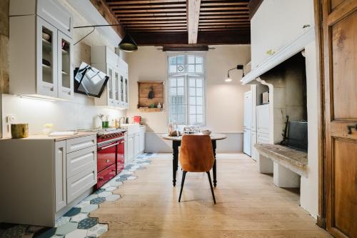 cocina con armarios blancos y suelo de madera en Hypercenter - WiFi Fibre - Close to all shops, en Aviñón