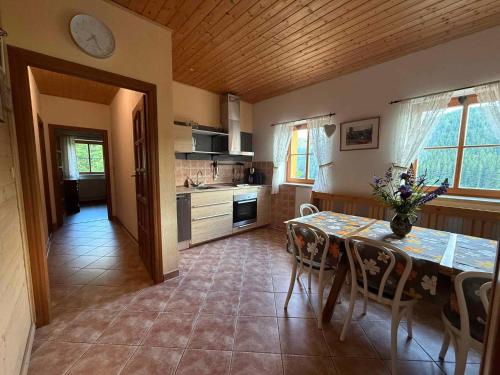 kuchnia ze stołem i krzesłami oraz jadalnia w obiekcie Apartment in Pec pod Snezkou 2098 w mieście Velká Úpa