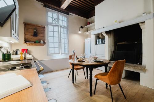 Unique character apartment - heart of Avignon - quiet & charming photo 25