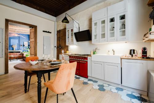 une cuisine avec des armoires blanches et une table et des chaises dans l'établissement Hypercenter - WiFi Fibre - Close to all shops, à Avignon