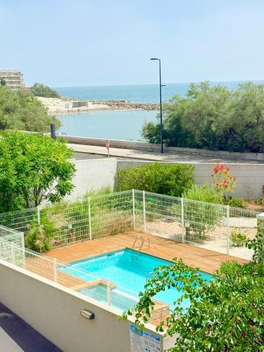 une piscine au sommet d'un immeuble dans l'établissement Niosète, Exceptional Panoramic Sea View Luxury & Comfort, à Sète